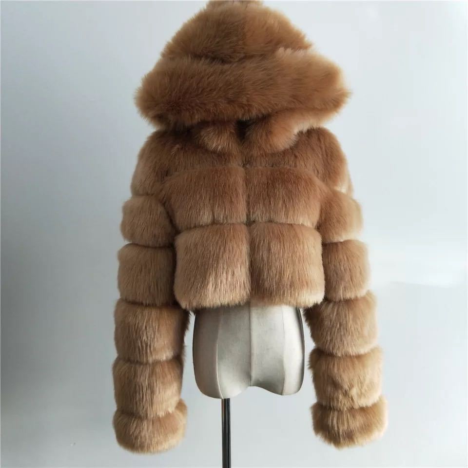 Veste Courte en Fourrure Luxe – Élégance Audacieuse