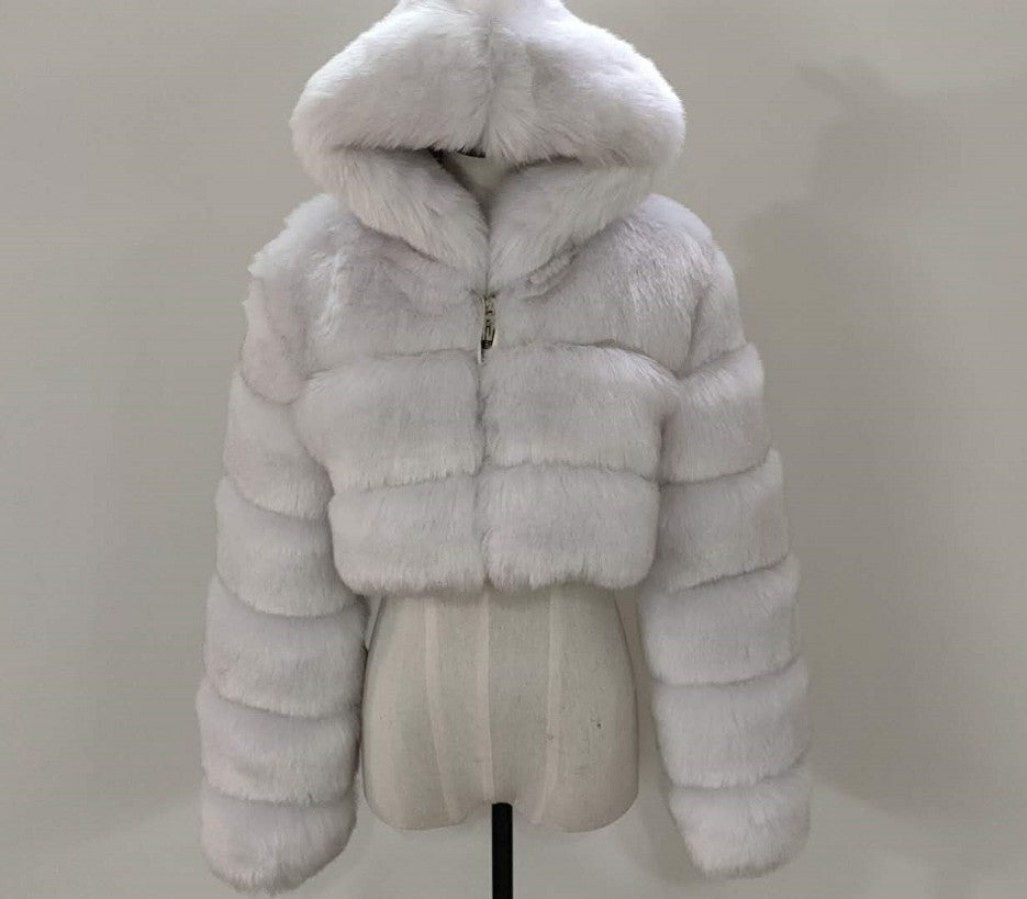 Veste Courte en Fourrure Luxe – Élégance Audacieuse